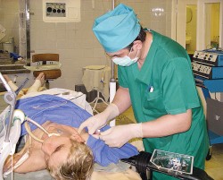 Анестезиолог готовит больного к операции