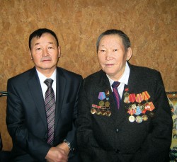 Денис Онер-Оолович Ондар, председатель Тувинской республиканской организации Профсоюза работников здравоохранения Российской Федерации (слева)
