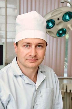 Эльдар Расулович Акбиев, заведует кабинетом имплантологии. Фото: Анастасия Нефёдова