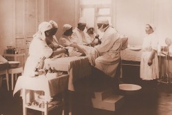 Г.И. Турнер и сотрудники института в операционной (1930)