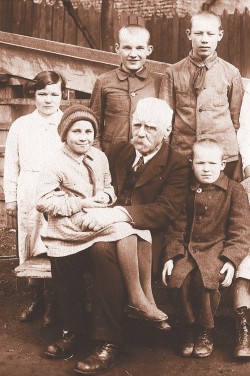 Г.И. Турнер с пациентами приюта на даче в Толмачёве (1934)
