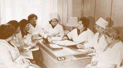 Главный врач А.Г. Студитская  (третья справа) проводит совещание  с заведующими отделениями