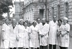 Хирурги Яузской больницы. 1942–1943 гг. Зоя Миронова — крайняя справа