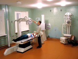 Игорь Шарапов, рентген-лаборант, проводит медицинское исследование