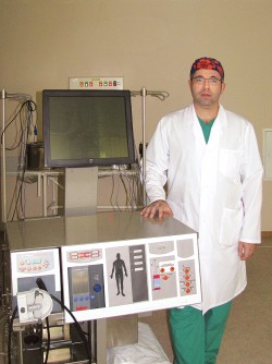 М.Д. Тер-Ованесов рядом с установкой гипертермической химиоперфузии. Фото: Светлана Доброволина