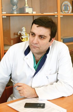 Михаил Вардиа­швили, заведующий центром по оказанию платных медицинских услуг. Фото: Анастасия Нефёдова