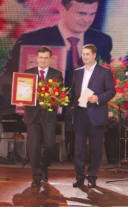 Миран Бевец (KRKA), победитель в номинации «Топ-менеджер года», получил статуэтку из рук генерального директора коммуникационного агентства «Аарон Ллойд» Юрия Уляшева