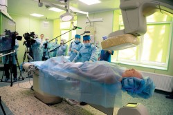 Новейший ангиограф помогает проводить малоинвазивные операции с помощью рентгенохирургии. Центр протонной терапии. Фото: assagros.ru