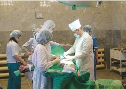 Операцию проводит начальник хирургического отделения, подполковник внутренней службы О.В. Седельников