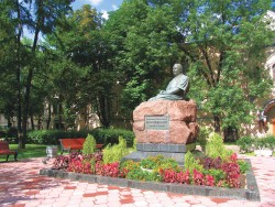 Памятник А.В. Вишневскому на территории Института (автор
 — С.Т. Конёнков)