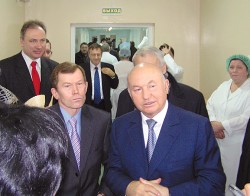 Павел Колосов и Юрий Лужков на открытии операционного блока больницы 15 апреля 2007 г.