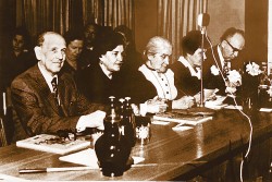 Профессор А.Л. Либов, профессор  Г.А. Тимофеева (слева направо), профессор   В.Н. Бондарев (крайний справа) – дирек-тора учреждения с 1949-го по 1975 год