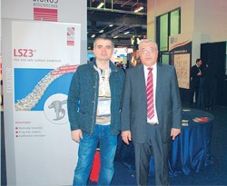 Профессор М.Т. Сампиев (слева)  и профессор А.А. Лака  на презентации своей конструкции  на выставке Евроспайн – 2011