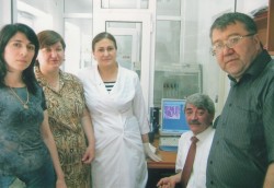 Светлана Гамзатова и Надир Эмиргамзаев, главный врач Центральной городской больницы г. Дербента (в центре), с коллегами