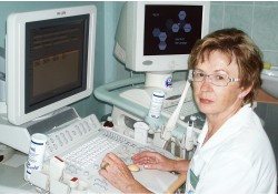 Т.В. Старицина, заведующая диагностическим центром, проводит исследование на современном УЗИ-аппарате