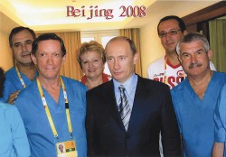 В.В. Путин и медицинская команда на Пекинской Олимпиаде. Второй справа — А.К. Орлецкий