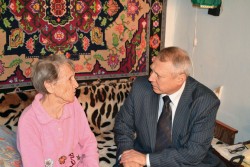 Валерий Елыкомов с ветераном Великой Отечественной войны Клавдией Минеевной Михайловой (95 лет), 2017 год