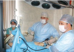 Врачи-хирурги А.М. Саркисян  и Р.Н. Сагиров во время лапароскопической операции