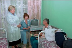 Врачи–специалисты Валентина Ивановна Житкова и Светлана Леонидовна Шмидт в палате у больного
