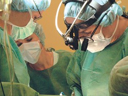 А.В. Гагаев и его коллеги выполняют операцию на открытом сердце