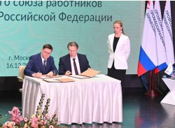 Анатолий Домников и глава Минздрава России Михаил Мурашко подписали договор на 2026—2028 годы о продлении Отраслевого соглашения с Минздравом России. Фото: Екатерина Лола, центральная профсоюзная газета «Солидарность»