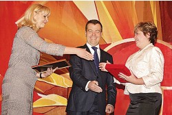Д. Медведев вручает Э. Каримовой высокую награду