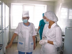 Галина Макаренко, старшая медицинская сестра, проводит обход кабинета пульмонологического отделения