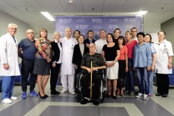Хирурги Боткинской больницы во главе с А.В. Шабуниным и счастливые пациенты после операций по трансплантации органов