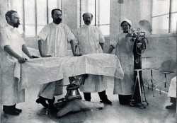 Хирурги Васильев, Хрущев и Розанов за операционным столом (1912—1919)