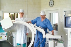 К вертебропластике аппарат готовят руководитель центра плановой хирургии Ю.К. Кокотов и хирург С.Г. Куренков