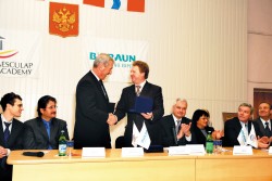 Министр МЗ ОО С. Моисеенко вручает профессору Ф. Тилеманну медаль «Почётный гражданин России»