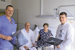 Профессор В.Ю. Мурылев (в центре) с травматологами-ортопедами и выздоравливающей пациенткой 