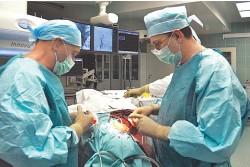 Сердечно-сосудистые хирурги ЦМСЧ № 58 выполняют гибридную операцию