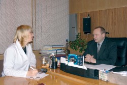 Сергей Васильевич Быструшкин, главный врач, и Елена Михайловна Усова, заместитель главного врача по лечебной части, обсуждают перспективный план развития на 2007 год