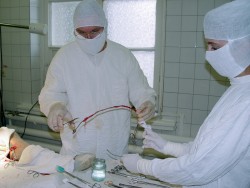 Сосудистый хирург высшей квалификационной категории В.В. Василевич оперирует пациентку