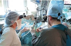 Сотрудники Центра проводят операцию кохлеарной имплантации  с применением навигационной системы