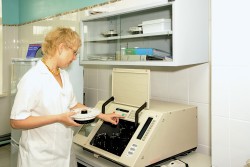 Светлана Серебрякова, заведующая лабораторным комплексом, демонстрирует анализатор наркотических веществ Abbott Laboratories