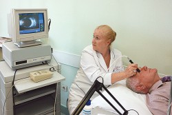 Т.В. Архипова, заведующая офтальмологическим отделением. Ультразвуковое исследование. Фото: Анастасия Нефёдова