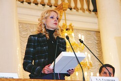Татьяна Голикова поздравляет с юбилеем. Фото: Анастасия Нефёдова