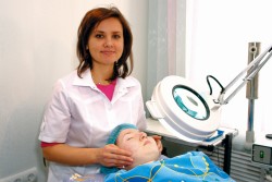 Татьяна Зайцева, медсестра по косметологии, во время проведения косметического массажа
