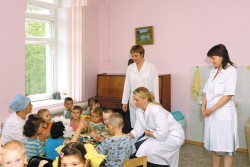 Ута Гроссе с маленькими пациентами ГУЗ ОО «Специализированная детская туберкулёзная клиническая больница»