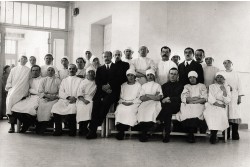 В.Н. Розанов и  Н.Н. Приоров с работниками хирургического отделения (1916—1917)
