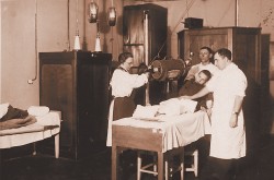 В рентгеновском кабинете на Лахтинской, 10 (1934)