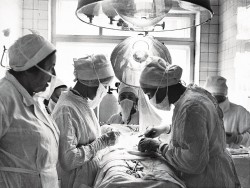 Врач-гинеколог С. Пинес наблюдает  за ходом операции (начало 1960-х) 