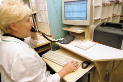 Запись на приём к врачу по телефону, занесение данных в компьютер — необходимые условия улучшения работы регистратуры