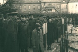 А.И. Бурназян на выставке трофейной техники. Калининский фронт. 1942 г.