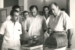 А.И. Бурназян осматривает клетки с подопытными животными. Куба, 1960-е гг.