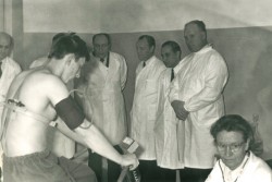 А.И. Бурназян с врачами медсанчасти Северного флота осматривает тренажёры. П. Гаджиево, 1969 г.