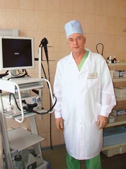 Чтобы успешно обслуживать данный аппарат, заведующий эндоскопическим отделением Ю. Ковалёв стажировался у французских специалистов