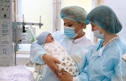 Новорождённый Фёдор на руках у Марины Киселёвой